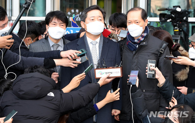 [서울=뉴시스] 이영환 기자 = 윤석열 검찰총장 측 법률대리인 이석웅(가운데) 변호사가 지난 22일 오후 서울 서초구 서울행정법원에서 열린 윤 총장의 정직 2개월 처분에 대한 집행정지 심문기일을 마친 후 취재진의 질문에 답하고 있다. 왼쪽부터 손경식, 이석웅, 이완규 변호사. 2020.12.22. 20hwan@newsis.com