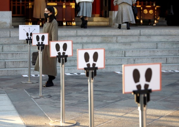 도쿄의 한 종교시설에서 코로나19 예방을 위한 ‘사회적 거리두기’가 강조되는 모습. 연합뉴스