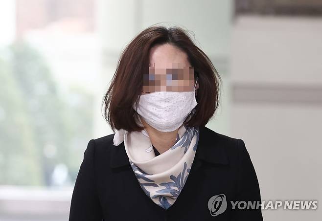 정경심 동양대 교수 (서울=연합뉴스) 류영석 기자 = 자녀 입시비리와 사모펀드 투자 의혹 등 혐의로 재판에 넘겨진 정경심 동양대 교수가 23일 오후 서울 서초구 서울중앙지법에서 열리는 1심 선고 공판에 출석하고 있다. ondol@yna.co.kr