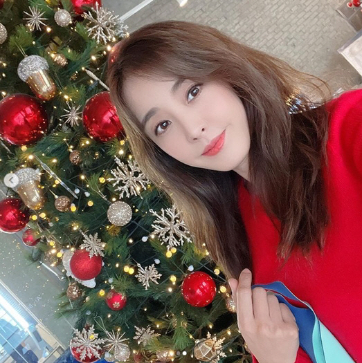 Actor Park Eun-hye has encouraged Housecock ChristmasPark Eun-hye posted a picture on his 24 Days instagram with an article entitled This Christmas is not lonely at the must house ... but rather warmer.Park Eun-hye in the public photo is smiling in front of Christmas tree and showing off elegant beautiful looks.Park Eun-hye, who called it #corona Christmas #must home, encouraged Housecock Christmas.Meanwhile, Park Eun-hye is appearing on TV CHOSUN Saturday drama Revenge.