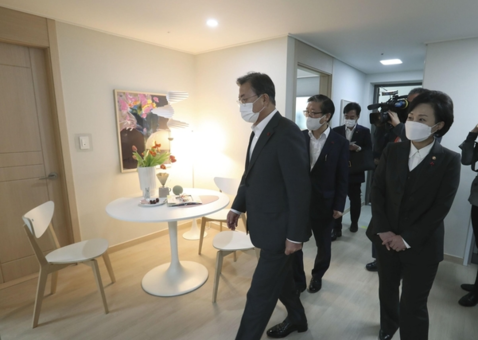 문재인 대통령이 11일 오전 경기 화성시 LH 임대주택 100만호 기념단지인 동탄 공공임대주택에서 김현미 국토교통부 장관, 변창흠 국토교통부 장관 후보자(현 LH 사장)와 함께 단층 세대 임대주택 내부를 살펴보고 있다./연합뉴스