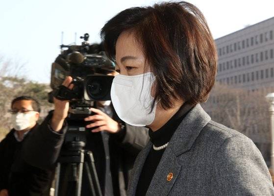 추미애 법무부 장관이 24일 정부과천청사로 출근하고 있다. [연합뉴스]