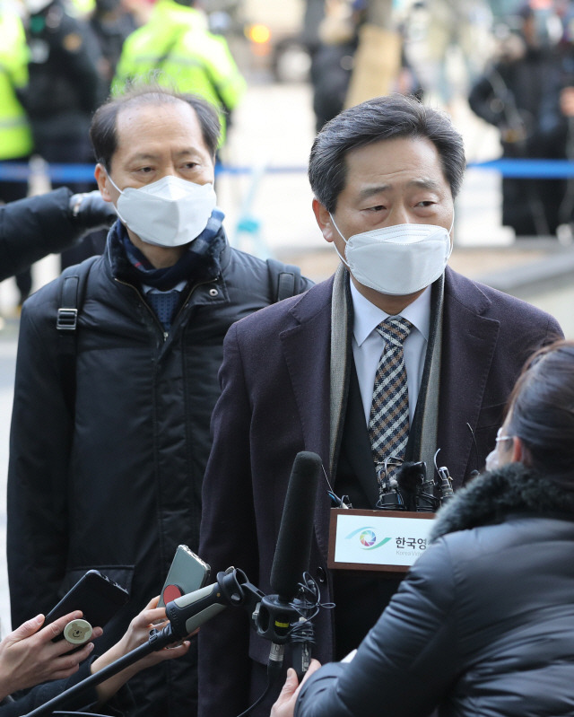 \윤석열 검찰총장 측 변호인 이석웅(오른쪽), 이완규 변호사가 24일 윤 총장에 대한 정직 처분 집행정지 재판 2차 심문이 열리는 서울 서초구 서울행정법원으로 들어가고 있다. /연합뉴스