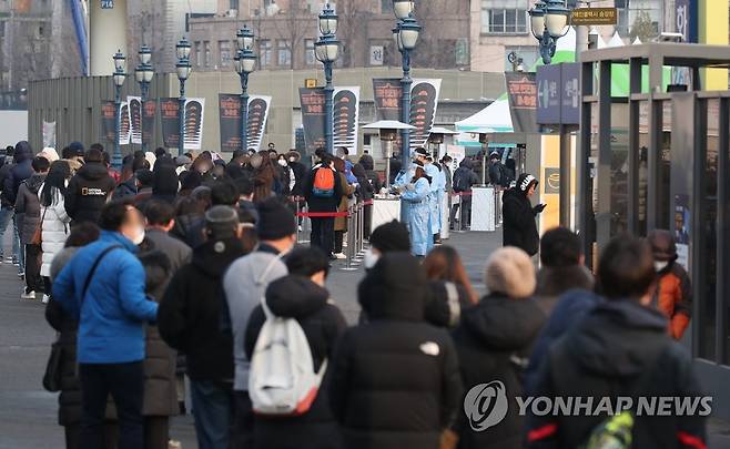 서울역 임시 선별검사소에 몰린 인파 [연합뉴스 자료 사진]