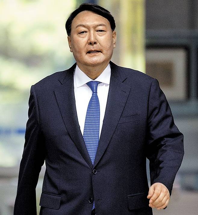 현직 검찰총장 신분으로는 헌정 사상 처음으로 정직 2개월의 중징계를 받은 윤석열 검찰총장이 24일 법원의 집행정지 결정으로 8일 만에 다시 직무에 복귀하게 됐다. 사진은 작년 6월 17일 신임 검찰총장 후보자로 지명된 직후 서울 서초구 서울중앙지검 청사를 나서는 윤 총장의 모습. /김지호 기자