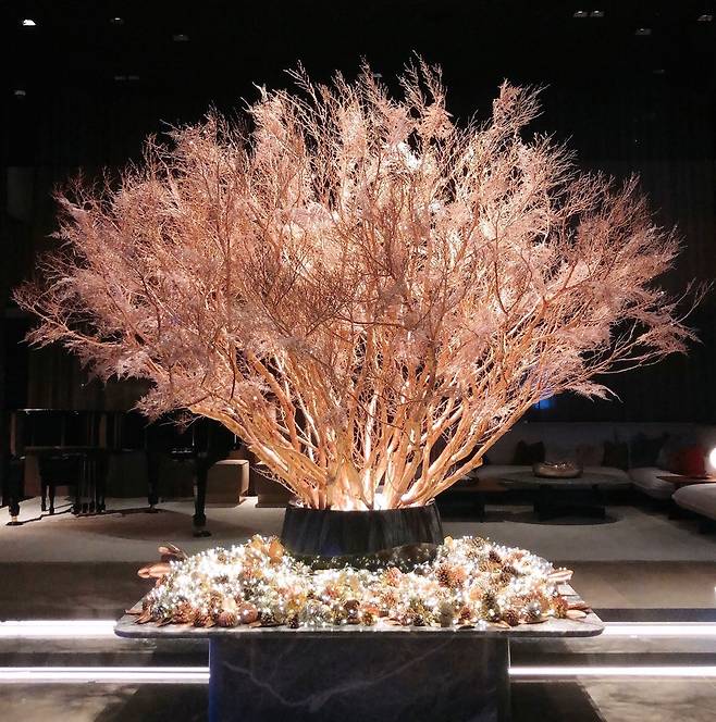 JW 메리어트 서울이 호텔을 로즈골드를 콘셉트로 성탄절 장식을 꾸몄다. /사진=jw 메리어트 서울