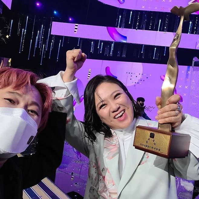 Gag Woman Song Eun-yi celebrated Kim Sooks Grand Prize for KBS Entertainment.On December 25, Song Eun-yi wrote to his Instagram, Sooky has become a real champion. I think Im going to have a massage chair.It was a fun experience to watch the award testimony in advance because it was a street setting awards ceremony, but I am from KBS, so something is more meaningful today.Thank you. Song Eun-yi said, Many people who spend hard times together. I will not forget you with all friends.I will look back more slowly and look as much as possible. He said, I hope it will be a new year with a lot of gratitude. On the other hand, Kim Sook won the trophy at the 2020 KBS Entertainment Grand Prix held on December 24th.
