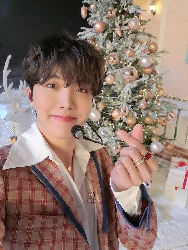 Group BTS member J-Hope gave fans a friendly greeting for Christmas.J-Hope told the official BTS SNS on December 24, It is a pleasant year-end! It is time to greet 2020, so this year is calmly arranged in my head.I am not finished yet, but I hope you will have a pleasant Christmas tomorrow and finish with beautiful memories.Our Ami Happy Holidays (Happy Holidays), she posted.The photo, which was released together, shows J-Hope looking at the camera and smiling with a lovely smile.BTS, which J-Hope belongs to, released its new album BE (Rain) on November 20, simultaneously winning the United States of America Billboards main single chart Hot 100 and the top spot on the main album chart Billboards 200.J-Hope has proved musical growth by including his own song Bill in this new book.J-Hope, who has been participating in the song work since the beginning of debut, has been sympathetic and popular among many domestic and foreign music fans, comparing the anxiety and depression felt in the Corona 19 city to occupational diseases.