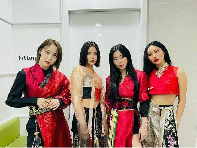 2020 연말 시상식 한복을 입고 기념사진을 찍은 마마무. (사진 출저=마마무 공식 인스타그램 계정)