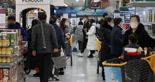 코로나19로 올해 성탄절은 집콕... 붐비는 마트 - 크리스마스인 25일 오후 서울 시내의 한 마트의 식재료 코너에 장을 보러 나온 시민들로 붐비고 있다. 2020.12.25/뉴스1