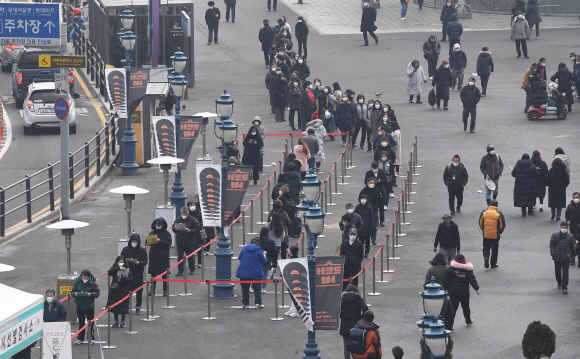 - 23일 서울역 광장에 설치된 코로나19 중구 임시 선별검사소에서 시민들이 코로나 19 검사를 받기 위해 줄지어 서 있다. 2020.12.23 오장환 기자 5zzang@seoul.co.kr