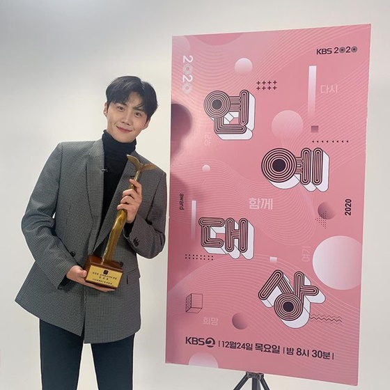 Kim Seon-ho on his 25th day instagram #2 Days & 1 Night 2020 KBS Entertainment Grand Prize!And I really appreciate the Rookie award. Thanks to you, Im really happy this year! Thank you all the time (Oh!You have been doing a lot of work this year. Kim Seon-ho in the public photo is smiling with the Rookie award trophy in front of the poster of the 2020 KBS entertainment target.Kim Seon-ho, who is warm just by looking at it, attracts attention.On the other hand, Kim Seon-ho meets the audience through the play Ice which opens at the S Theater of Sejong Center for the Performing Arts on January 8, 2021.