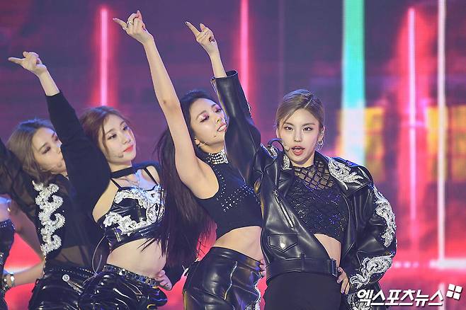 ITZY Yezi, who attended 2020 SBS Song Daejeon in Deagu, which was pre-recorded on the afternoon of the 25th, is showing the stage.