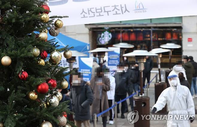 선별진료소 앞 크리스마스트리 (서울=연합뉴스) 류영석 기자 = 크리스마스이브인 24일 오후 서울 강남역 9번 출구 임시선별진료소 근처에 크리스마스트리가 설치되어 있다. 2020.12.24 ondol@yna.co.kr