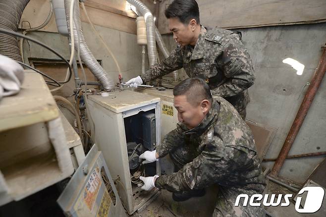 해군 1함대 훈련전대 부사관들이 강원도 동해시 송정동 내 독거노인의 집을 찾아 따뜻한 겨울을 보낼 수 있도록 고장난 보일러를 수리하고 있다.(해군 1함대 제공) 2018.12.27 © News1 서근영 기자