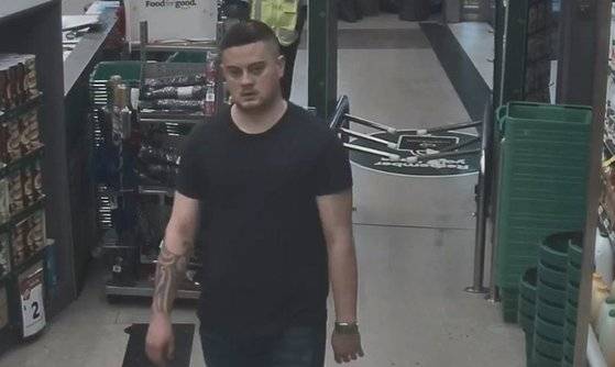 그레이스 밀레인의 시체를 담을 가방을 사러 마트를 방문한 제시 캠슨. [TVNZ]