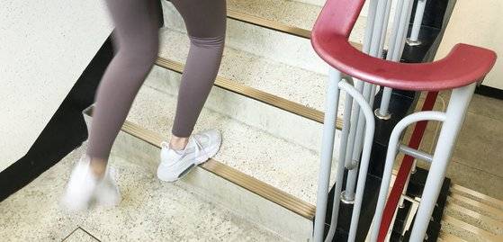 집콕 시대 최고의 유산소 운동 계단 오르기. 윤경희 기자