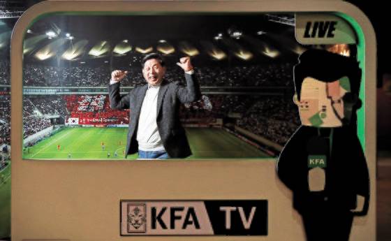 AI 카메라로 국내 대회를 중계하는 와이에스티㈜의 윤종훈 상무가 서울월드컵경기장 내 축구 테마파크 풋볼 팬타지움의 가상 스튜디오에서 파이팅을 외치고 있다. 신인섭 기자