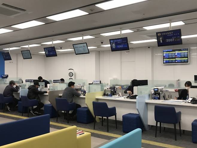 ▲전셋집 근처 시중은행을 방문해 대출을 받는다. 전세대출 하나만으로 부족할 경우 개인신용대출 등을 함께 받는 것도 하나의 방법이다. 대출심사는 보통 1~3주 정도 소요되는 만큼 미리 미리 대출신청을 해놓는 것을 추천한다. 사진=안세진 기자