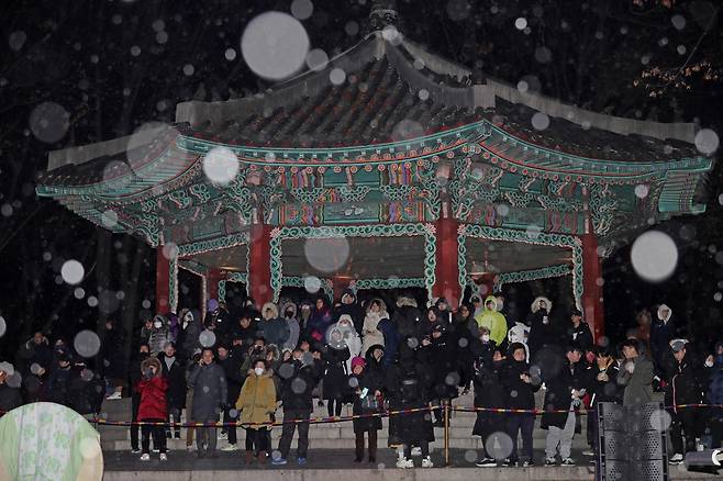 남산 팔각정에서 새해 첫눈과 함께                  2020 류영석 기자