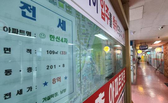 올해 전국 집값이 8.35% 올라 14년 만에 최고로 뛴 것으로 민간기관인 KB국민은행 조사 결과 나타났다.  



연합뉴스