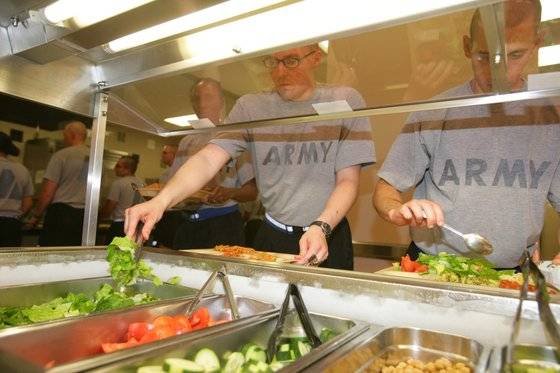 미국 육군 신병훈련소 식당 모습. 훈련병이 샐러드바에서 채소를 식판에 골라담고 있다. [미 육군]