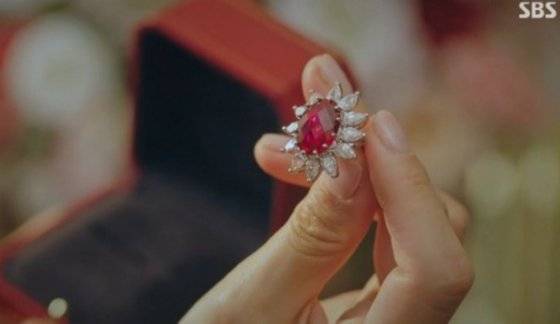 강렬한 빨간색 루비가 세팅된 반지는 자신이 반드시 세상의 중심이어야 하고 원하는 것은 어떻게든 손에 넣는 끝없는 욕망에 눈이 먼 천서진과 그대로 닮았다. [사진 SBS 드라마 '펜트하우스' 캡처]