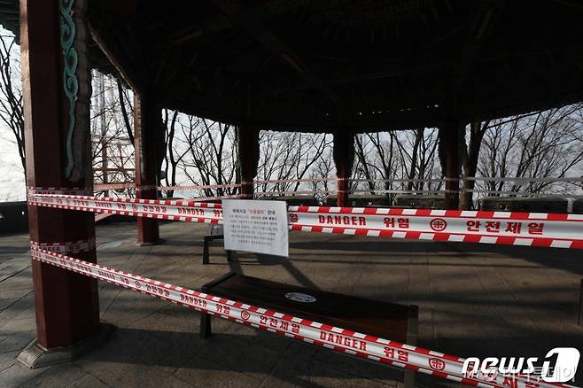 24일 서울 남산공원 팔각정에 사용금지 안내문이 붙어 있다./사진=뉴스1