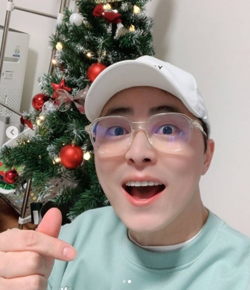 Singer Jo Jung-suk thanked fans for their birthday.Jam Entertainment introduced Jo Jung-suks letter on the 27th in Instagram with the article The letter of the heart of Jung Seok Actor arrived to the fans who sent a lot of congratulations and full love.Jo Jung-suk said, What is this, gentlemen? A lot of celebrations and gifts. Thank you so much for all the overseas fans! I want to thank the fans.Thank you so much, and I am so mad to thank you. Everyone is doing well, arent they? Im a great father, you know, and Im doing well!A lot of people have had a hard time with COVID-19. Just a little harder. Dont hurt. I miss you a lot.I want to go beyond the performance ... This reality is not the same as before, but when everything comes back to normal, lets meet with our healthy figure. Jo Jung-suk showed off his handsome beauty even when he used glasses; he celebrated his 40th birthday on the 26th.Jo Jung-suk, Spider and his wife held their first daughter in their arms last August.Jo Jung-suk specialises in lettersTo your beloved fans.What the hell is going on, people?I am so grateful to all the fans! I want to thank you! Thank you so much. Thank you so much. Thank you so much. Thank you so much. Thank you so much.Ive become a great father and Im doing well, as you know!A lot of people have had a hard time with COVID-19, but just a little more. Dont get sick.I miss you a lot, but when everything comes back to normal, lets meet in a healthy way.Thank you so much for the celebration and the gifts again!I hope COVID-19 will end soon. Even if you stay away from your body, you can have a warm and healthy year-end and New Year holidays.Putting up the table.