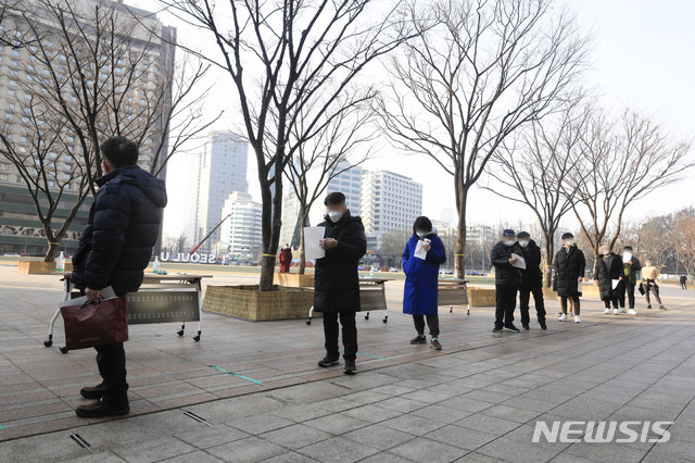 [서울=뉴시스] 박민석 기자 =  하루 신종 코로나바이러스 감염증(코로나19) 신규 확진자가 970명으로 집계된 27일 오후 서울 중구 서울광장에 마련된 코로나19 임시선별검사소에서 시민들이 검사를 받기 위해 줄을 서 있다. 2020.12.27. mspark@newsis.com