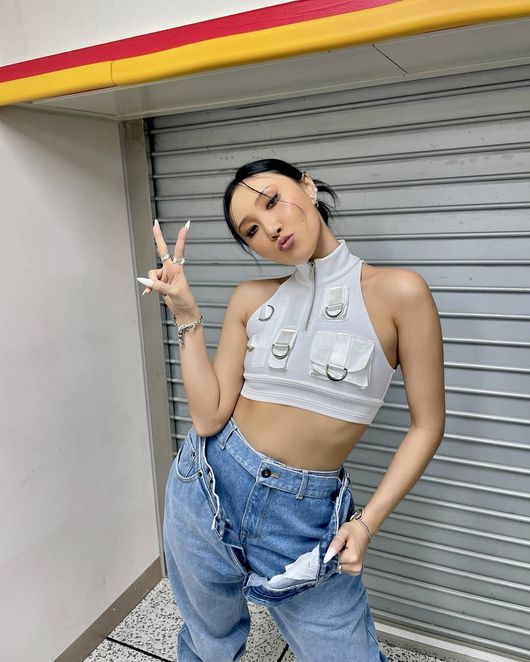 Girl group MAMAMOO member Hwasa surprised everyone with its extraordinary fashion.Hwasa posted a picture on her Instagram page on Thursday, telling her recent news.The photo shows Hwasa before preparing for the Solo stage at SBS Song Daejeon held on the 25th.Hwasas fashion is also unconventional: with both sexy and fashionable; sexy with a white top with a variety of rings, and unique with pants in pants.Lee Si-eon, who worked together in Hwasas fashion in I live alone, wrote Its hot and cold.On the other hand, Hwasa is currently appearing on MBC I live alone.