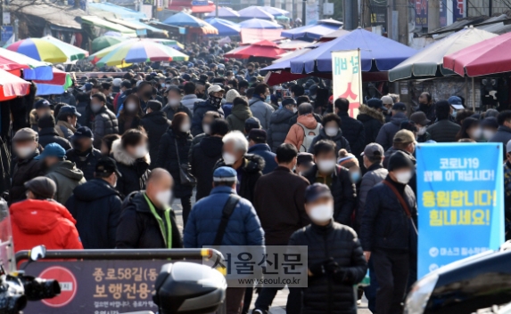 북적이는 시장  - 최근 일주일간 코로나19 신규 확진자가 1000명대에서 큰 변화 없이 등락을 지속하는 가운데 사회적 거리두기 효과에 의문이 제기되고 있다. 27일 서울 중구 숭인동 동묘벼룩시장은 발 디딜 틈 없이 많은 인파로 북적였다.박윤슬 기자 seul@seoul.co.kr