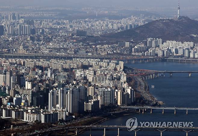 서울 송파구 롯데월드타워 전망대 서울스카이에서 바라본 한강변 아파트 단지 모습 [연합뉴스 자료사진]