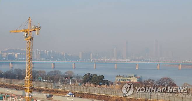 뿌연 도심 (서울=연합뉴스) 한종찬 기자 =  초미세먼지 농도가 '나쁨' 수준을 보인 27일 오전 서울 여의도 인근이 뿌옇게 보인다. 2020.12.27 saba@yna.co.kr