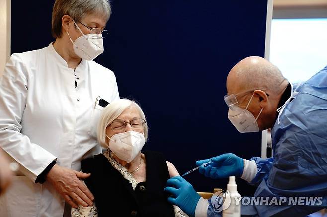 베를린에서 첫 백신 접종을 받는 게르트루트 하제(101)씨.[AFP=연합뉴스]