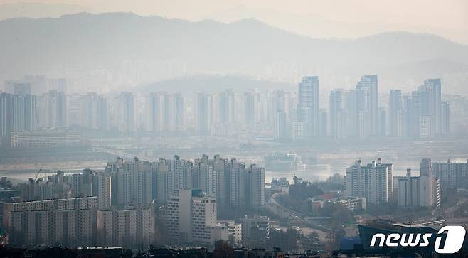 27일 서울시내 아파트단지 모습. KB부동산 리브온에 따르면 올해 전국 집값은 지난해 말 대비 8.35%올라 2006년 이후 가장 많이 올랐다. 전셋값도 6.54% 오르며 2011년 이후 9년만에 최대폭을 기록했다. 서울 집값은 올해 10.70% 올랐다. 2020.12.27/뉴스1 © News1 유승관 기자