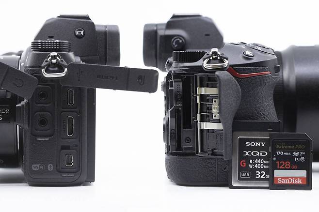 좌측 인터페이스와 우측 인터페이스, XQD와 함께 SD메모리 지원이 추가됐다. 출처=IT동아