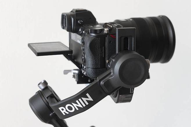 DJI 로닌 RSC에 니콘 Z 7II를 연결한 예시, 보디와 렌즈 조합으로 영상 촬영이라면 미러리스용 짐벌로도 충분하다. 출처=IT동아
