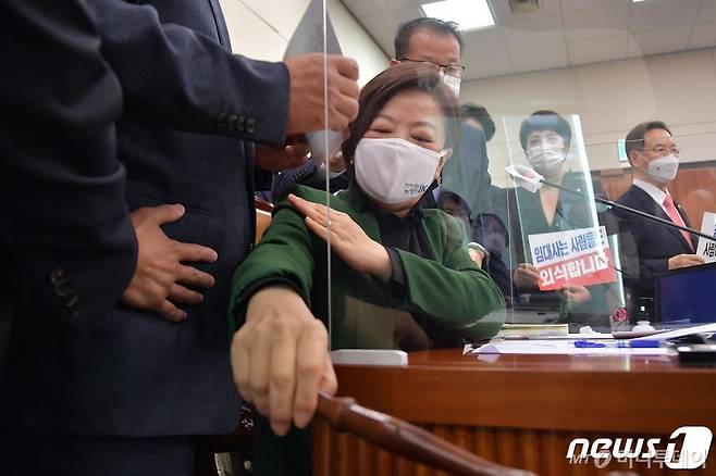 (서울=뉴스1) 신웅수 기자 = 진선미 위원장이 28일 오전 서울 여의도 국회에서 열린 국토교통위원회 전체회의에서 국민의힘 의원들의 항의를 받으며 변창흠 국토교통부 장관 인사청문보고서를 채택하고 있다.  보고서에는 야당의 부적격 의견이 함께 명시됐으며 재석 26인 중 찬성 17인, 기권 9인으로 가결됐다. 2020.12.28/뉴스1