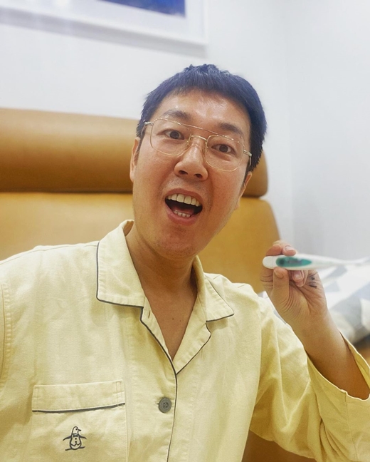 Kim Young-chul, 46, a comedian in Self-Quarantine, has announced his current situation.Kim Young-chul told Instagram on the 28th, #omg a lot of people were surprised?Fortunately, it is a negative judgment, and there is a positive positive positive test of asymptomatic reaction among radio guests, so I was classified as an intimate promoter and I was doing self-Quarantine until January 7. This is a picture taken during Self-Quarantine.Kim Young-chul told fans, Radio I think Iron and Faem will start on Friday, January 8th.Men on a Mission will be missed for a week, he said. Thank you for your concern.I will keep the Self-Quarantine living rules for the rest of the year and I will get back to healthier than anything else. Im at home alone, so Im going to take insta live, YouTube tumultibi, and Im going to shoot more than 10,000 subscribers.Watching a movie Youll have a little time to write a column, write a book, study French, etc. Ill try to live a wisely and wisely segregated life! Ill stay positive.You are also Careful, and Careful. The only vaccine we can use is caution - the words of an Italian writer. Kim Young-chul was negatively diagnosed as a result of Corona 19 test and was classified as a close contact and entered Self-Quarantine.