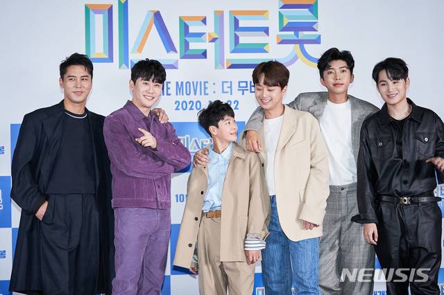 [서울=뉴시스] 영화 '미스터트롯 : 더 무비' 제작보고회에 참석한 장민호(왼쪽부터), 영탁, 정동원, 이찬원, 임영웅, 김희재. (사진=영화사 그램 제공) 2020.10.19. photo@newsis.com