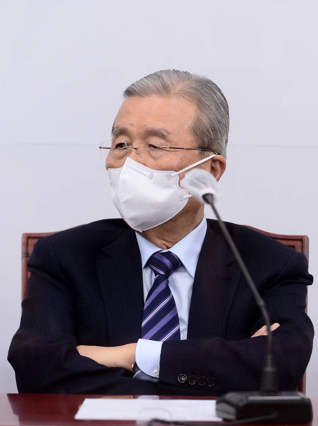 김종인 국민의힘 비상대책위원장이 28일 오전 서울 여의도 국회에서 열린 비상대책위원회의에서 주호영 원내대표 발언을 듣고 있다./연합뉴스