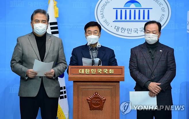 코로나19 백신 확보 관련 회견하는 국민의힘 (서울=연합뉴스) 진성철 기자 = 국민의힘 박진 의원(왼쪽부터), 신상진 코로나19 대책 특위 위원장, 한기호 의원이 27일 국회 소통관에서 코로나19 백신 확보와 관련해 기자회견하고 있다.  2020.12.27 zjin@yna.co.kr