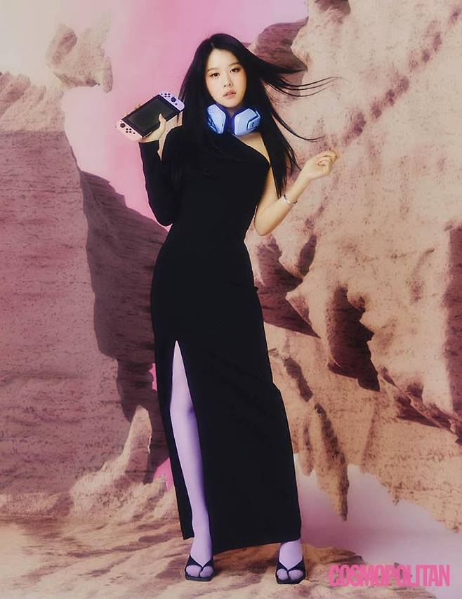 오프숄더 드레스 10만9천원 자라. 목걸이 가격미정 일레란느. 스타킹, 슈즈 스타일리스트 소장품.