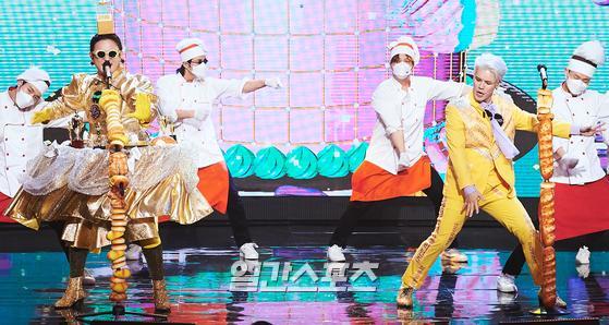 Group NORAZO is performing a celebration at the 2020 MBC Broadcasting Entertainment Grand prize, which was held on Online Live on the afternoon of the 29th.