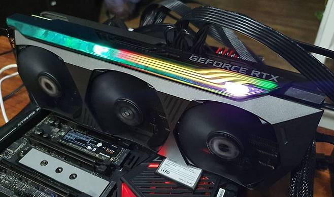 홀로그램 무늬와 RGB LED로 꾸민 제품 상단