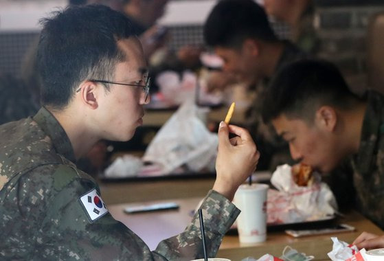 군 당국은 병사들의 선호도가 높은 시중 햄버거를 내년부터 월 1회 배달 형태로 제공할 방침이다. 사진은 지난 4월 24일 강원도 화천군의 한 패스트푸드점에서 군 장병들이 식사하는 모습. 사진은 기사 내용과 무관. [연합뉴스]