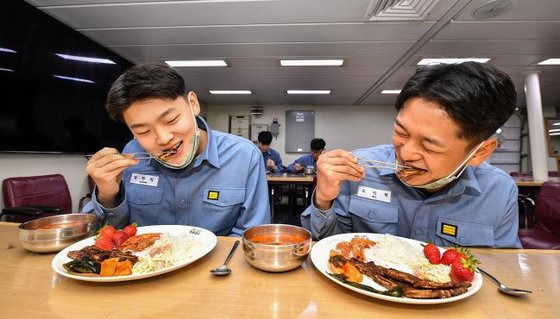 해군 수병들이 ‘면역력 향상 식단’으로 구성된 식사를 하고 있다. [사진 해군]