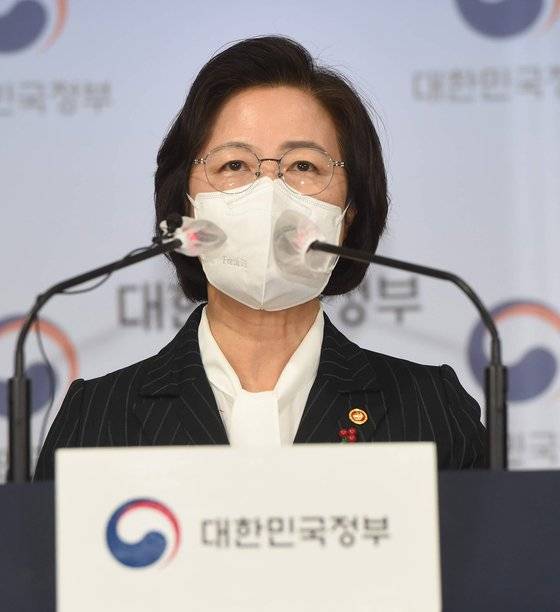 추미애 법무부 장관이 29일 서울 종로구 정부종합청사에서 '2021년 신년 사면 발표' 브리핑을 하고 있다. 뉴스1