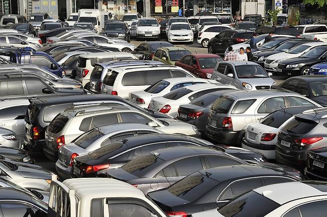 대기업 진출로 생계를 위협받는다는 중고차 업계가 때아닌 '이전투구'식 경쟁이 벌어지고 있다. 전국자동차매매사업조합연합회(전국연합회)의 선출된 차기 회장 선임을 둘러싸고 투표가 원천 무효되는 등 논란이 가중되고 있다./사진=머니투데이DB